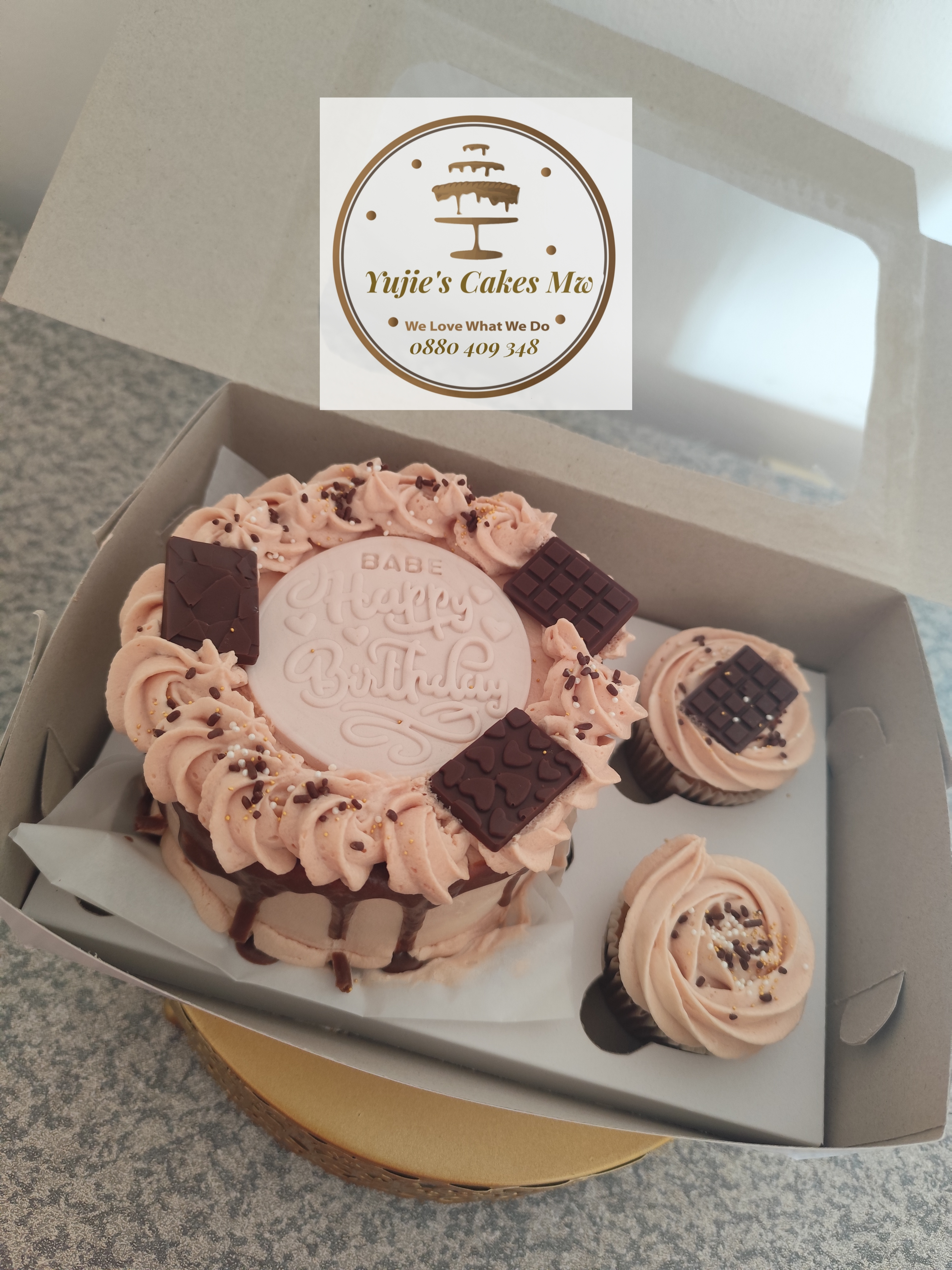 bento and 2 cupcakes with a dash of chocolate.